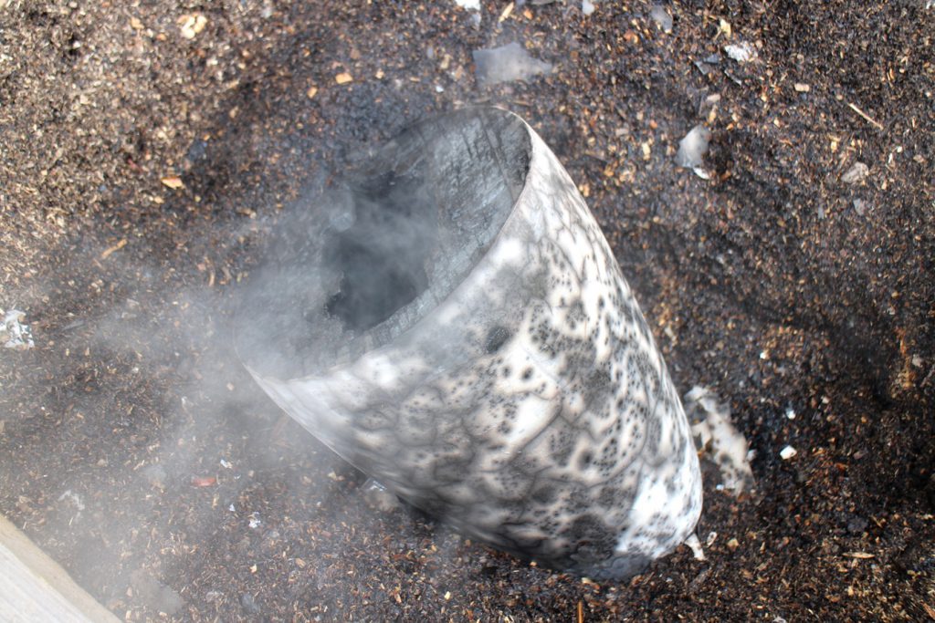 Naked Raku Keramik beim Abkühlen