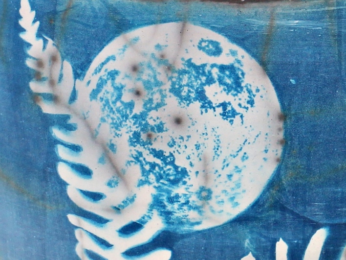 Vollmond, Cyanotypie auf Naked Raku Keramik