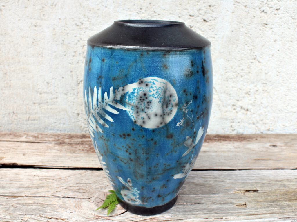Hase und Mond, Cyanotypie auf Naked Raku Keramik