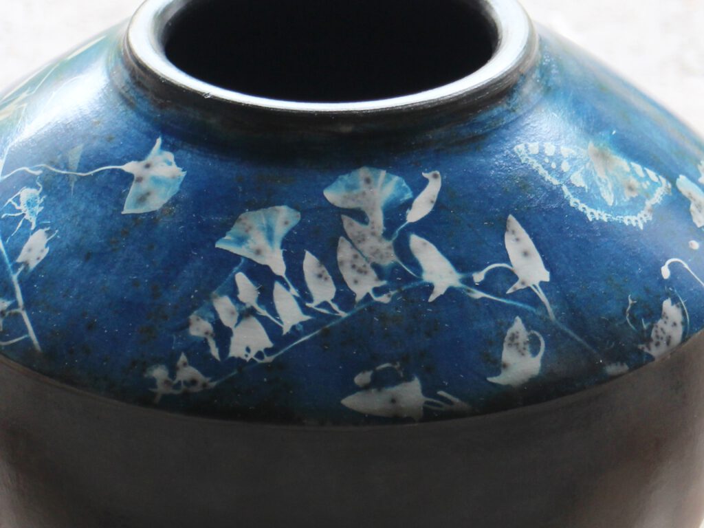 Keramik Vase mit Cyanotypie auf Naked Raku